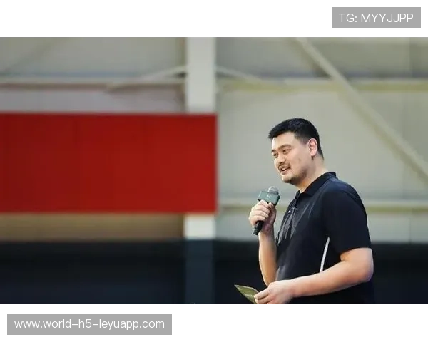 体育公益：姚明现身四川山区，参与当地乡村小学的篮球场捐赠仪式。